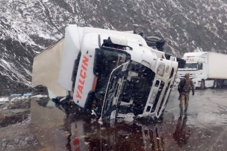 Hakkari'de yoldan &ccedil;ıkan TIR devrildi