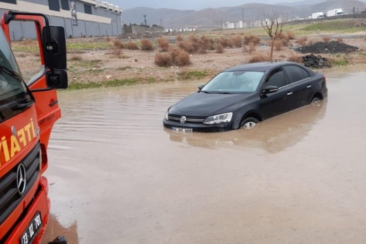 Yollar g&ouml;le d&ouml;nd&uuml;, aaile ara&ccedil;ta mahsur kaldı