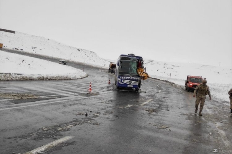 Yolcu otob&uuml;s&uuml; ile tır &ccedil;arpıştı: &Ouml;l&uuml; ve yaralılar var!
