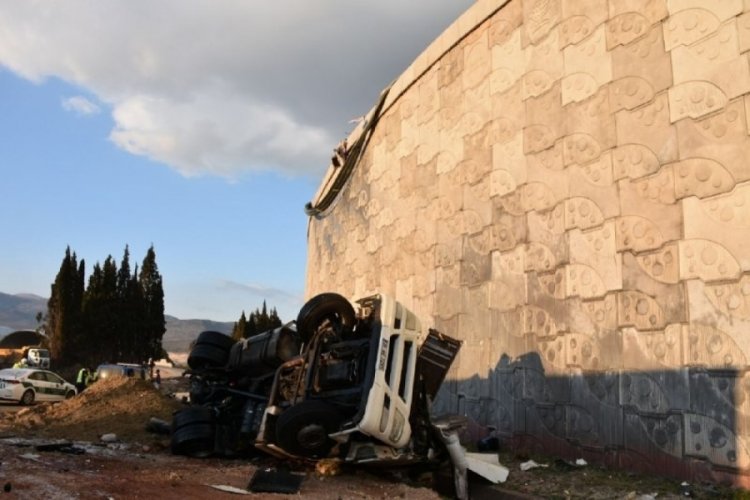 20 metre y&uuml;kseklikten d&uuml;şen kamyonun s&uuml;r&uuml;c&uuml;s&uuml; feci şekilde can verdi