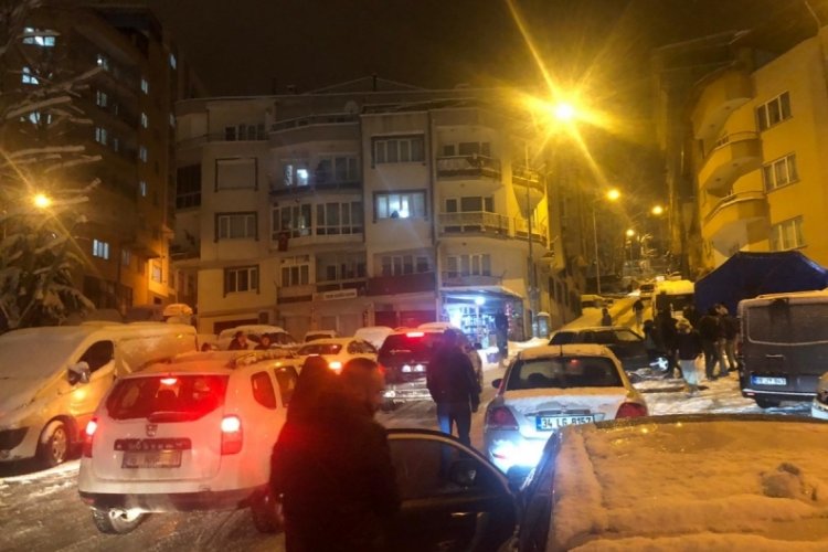 Bursa'da yoğun kar yağışı hayatı fel&ccedil; etti!