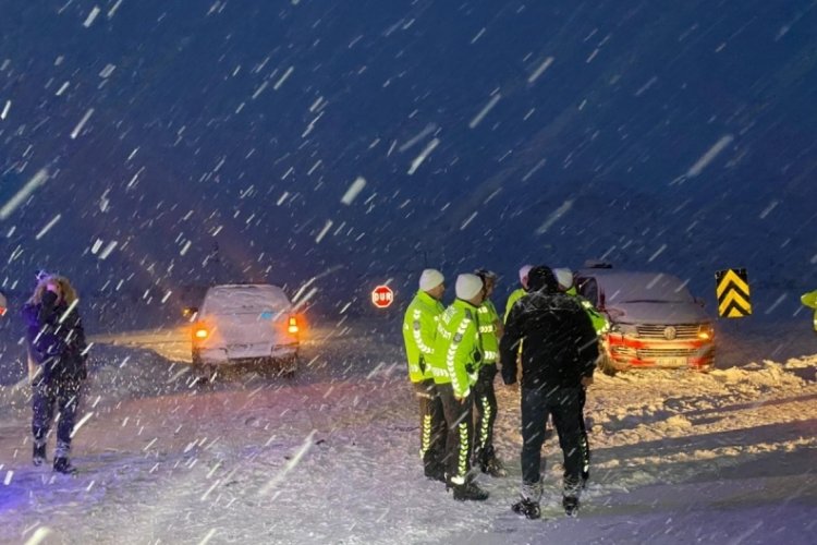 Tırla minib&uuml;s &ccedil;arpıştı: 1 &ouml;l&uuml;, 5 yaralı