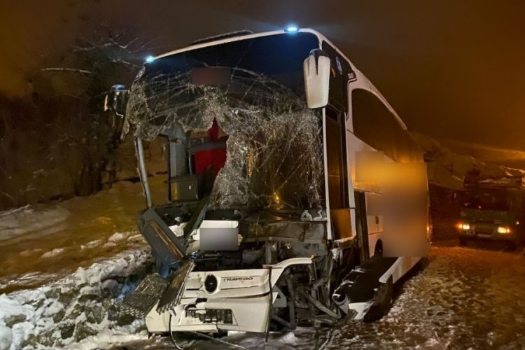 Yolcu otob&uuml;s&uuml; 500 metre kaydı, 25 yolcu &ouml;l&uuml;mden d&ouml;nd&uuml;!