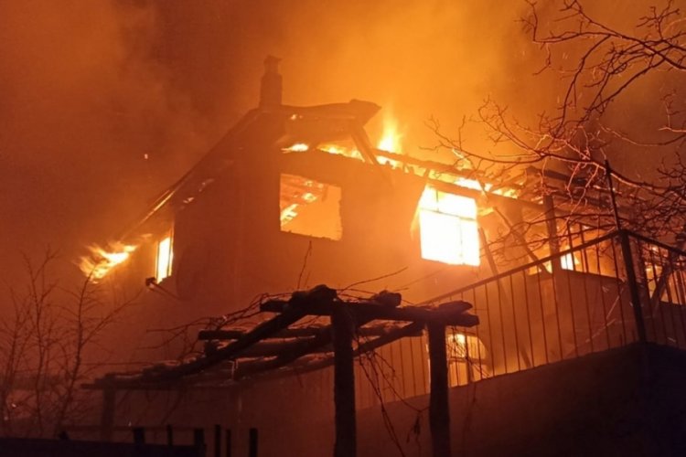 2 katlı ahşap ev yandı, yaşlı &ccedil;ift pencereden atlayıp kurtuldu