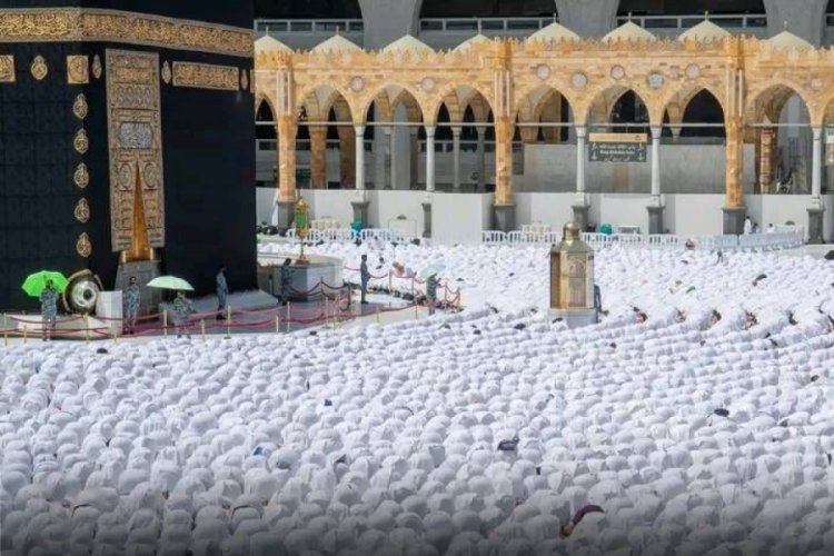 Kabe'de sosyal mesafesiz ilk Cuma namazı