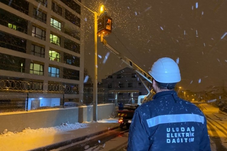 Bursa'da kar fırtınasında enerji n&ouml;beti
