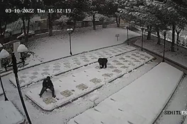 &Ccedil;anakkale'de &ccedil;ocuklar şehitlikteki mezar taşlarından kar temizledi
