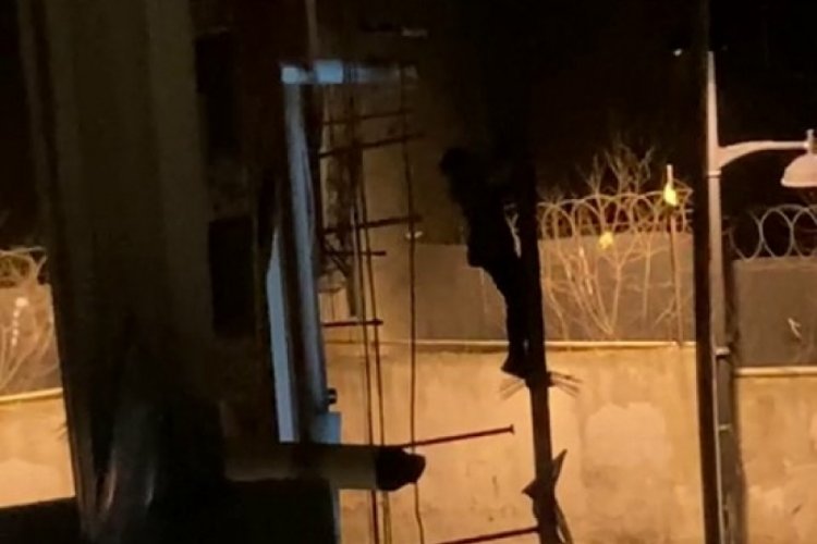 Elektrik direğine tırmanarak telleri koparmaya &ccedil;alıştı