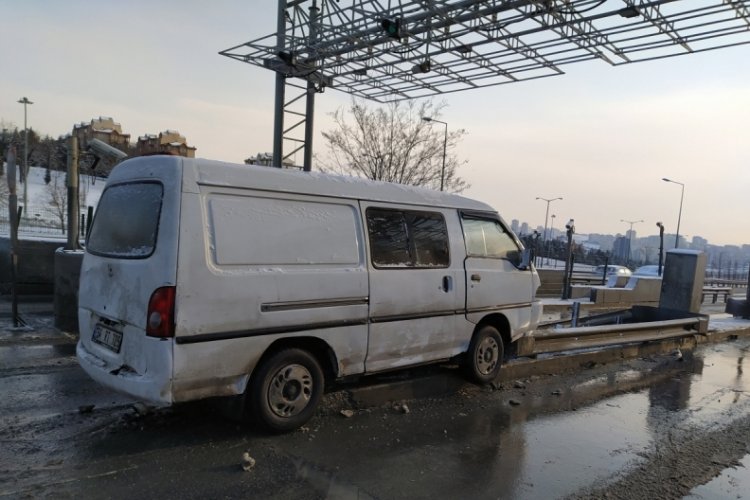 Direksiyon hakimiyetini kaybeden s&uuml;r&uuml;c&uuml; bariyere &ccedil;arptı