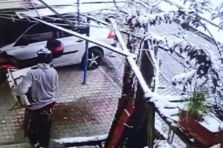 Kapı &ouml;n&uuml;nde ne buldularsa &ccedil;aldılar