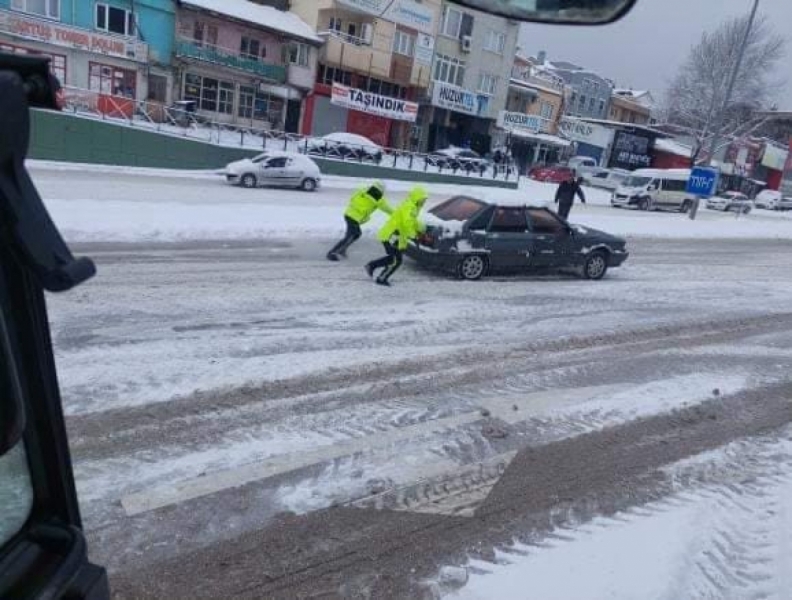 Bursa'da trafik polisleri s&uuml;r&uuml;c&uuml;lerin imdadına yetişti