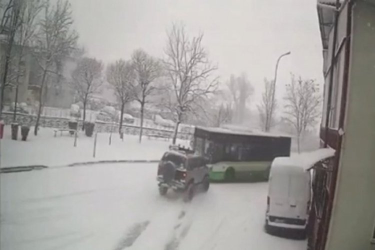 Bursa'da halk otob&uuml;s&uuml;yle arazi aracı kafa kafaya &ccedil;arpıştı