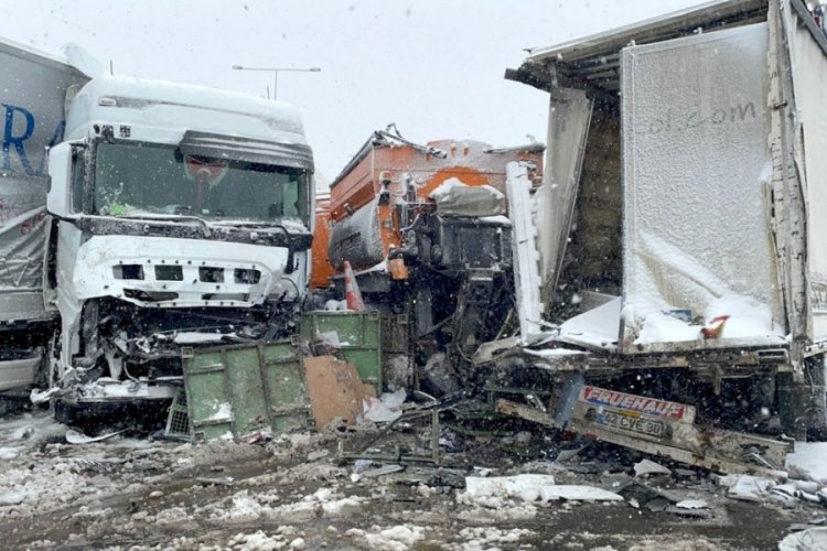 Kuzey Marmara Otoyolunda feci kaza! 5 tır birbirine girdi
