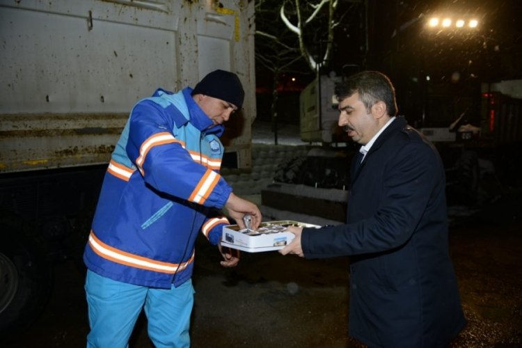 Başkan Yılmaz'dan kar mesaisi yapan ekibe tatlı ikramı