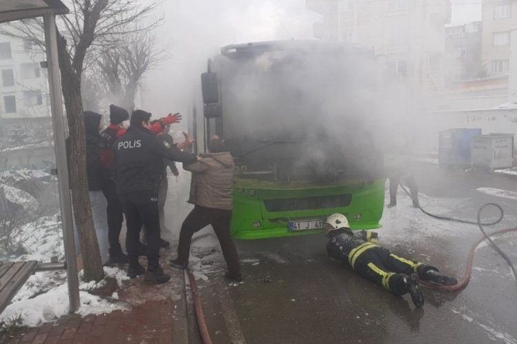 Yangını s&ouml;nd&uuml;rmeye &ccedil;alışan itfaiye erleriyle tartıştı