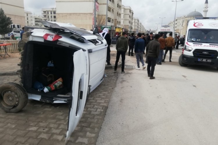 Kaza yapan ara&ccedil;lar yoldan &ccedil;ıkıp yayalara &ccedil;arptı