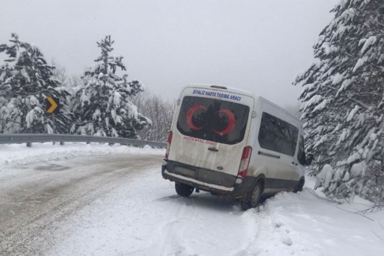 Bursa'da hasta karda mahsur kaldı, hastaneye ulaştırıldı