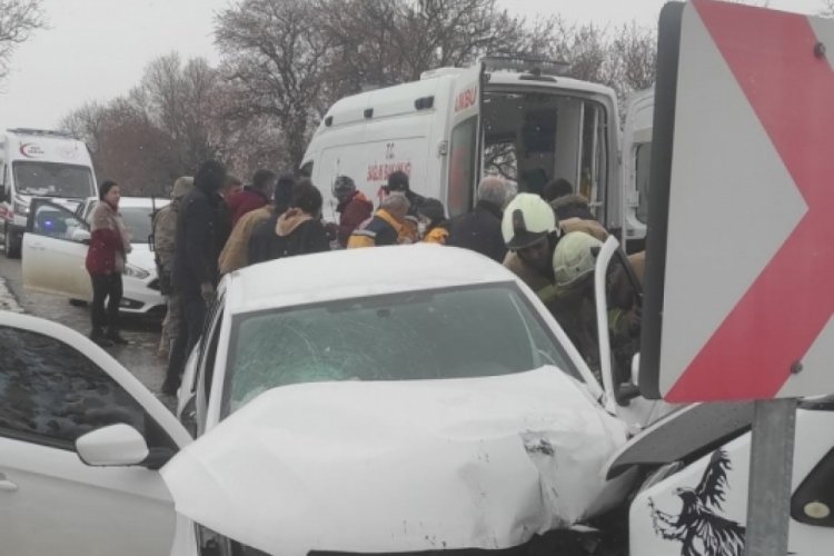 Otomobil ile minib&uuml;s &ccedil;arpıştı!