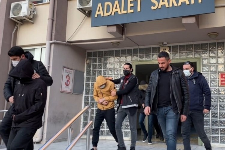 Ka&ccedil;arken polise &ccedil;arpan zanlılar tutuklandı