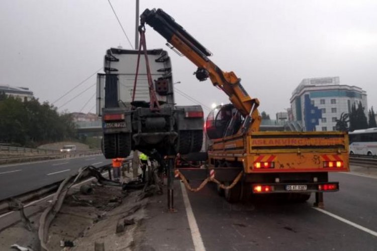 Bariyerlere &ccedil;arpan TIR trafiği fel&ccedil; etti