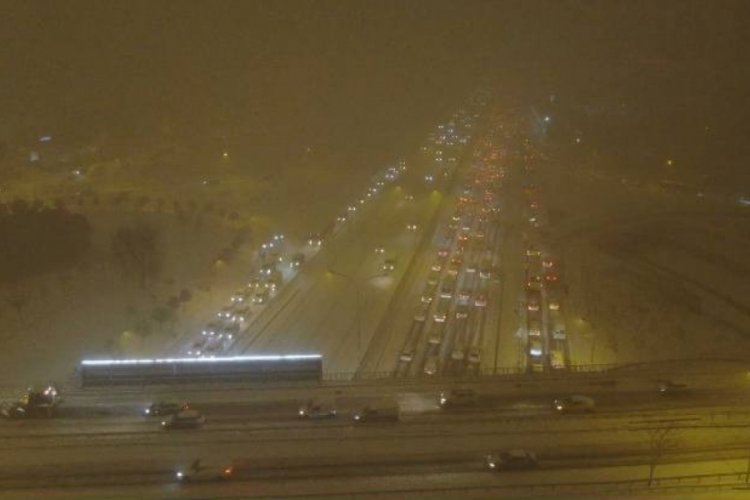 Kara teslim olan İstanbul'da ara&ccedil;lar yolda mahsur kaldı