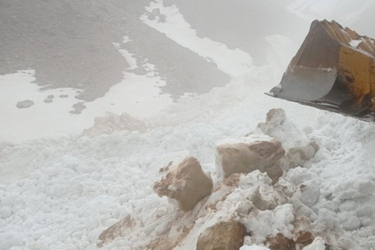Heyelan k&ouml;y yolunu kapattı