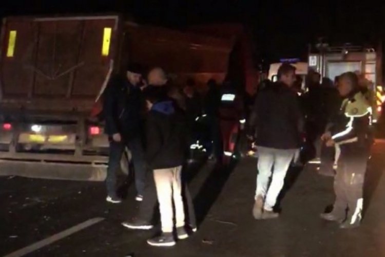 Kazaya m&uuml;dahale edeyim derken kamyonun altında kaldı