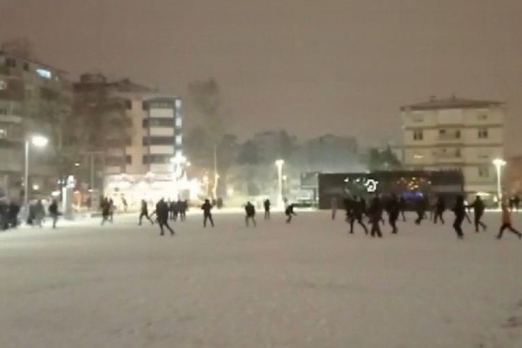200 kişi aynı anda kartopu oynamaya &ccedil;ıktı