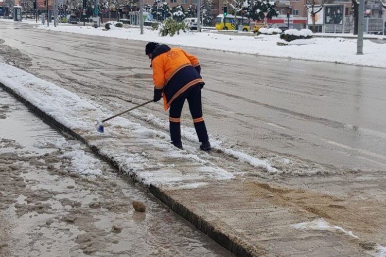 Bursa'da kaldırımlarda kar temizliği