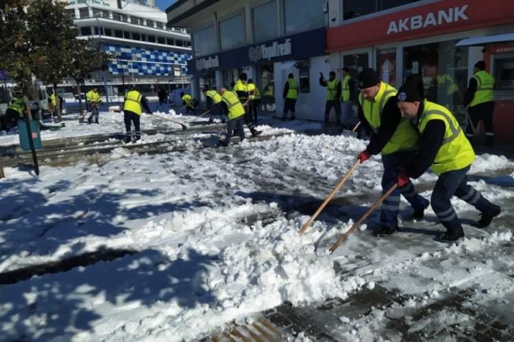 Bursa'da karla m&uuml;cadele aralıksız s&uuml;r&uuml;yor
