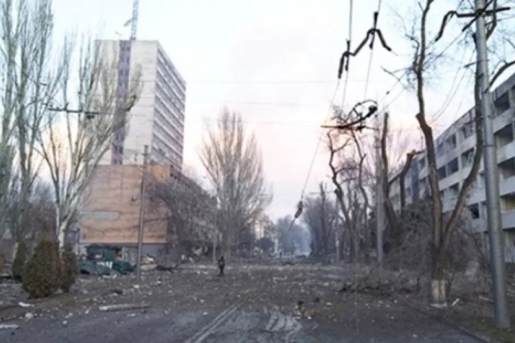 Rus g&uuml;&ccedil;lerinin vurduğu Mariupol'de yıkımın boyutuna ait kareler