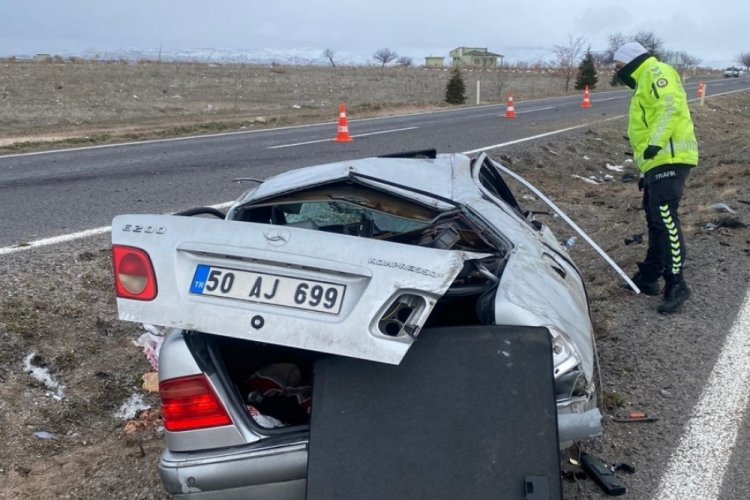Ref&uuml;je &ccedil;ıkan otomobil takla attı: &Ouml;l&uuml; ve yaralılar var