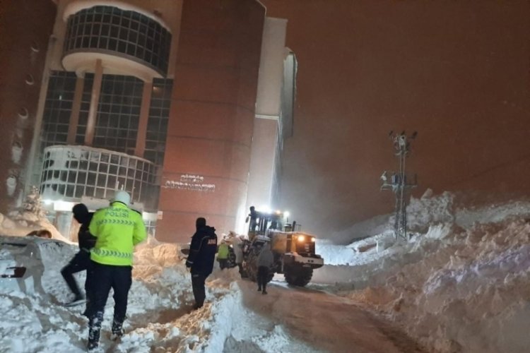 &Ccedil;ığ altında kalan 7 ara&ccedil;, AFAD tarafından kurtarıldı