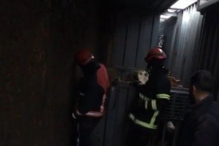 Bing&ouml;l-Diyarbakır karayolunda kamyon devrildi