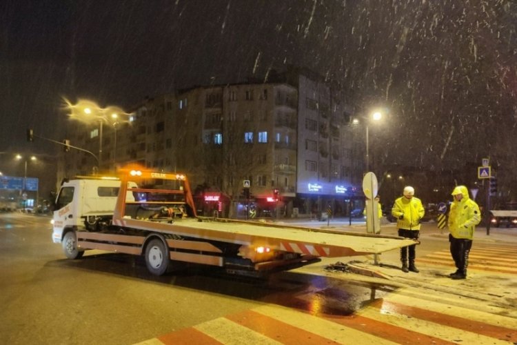 Bursa'da gece yarısı korkutan kaza: 3 yaralı