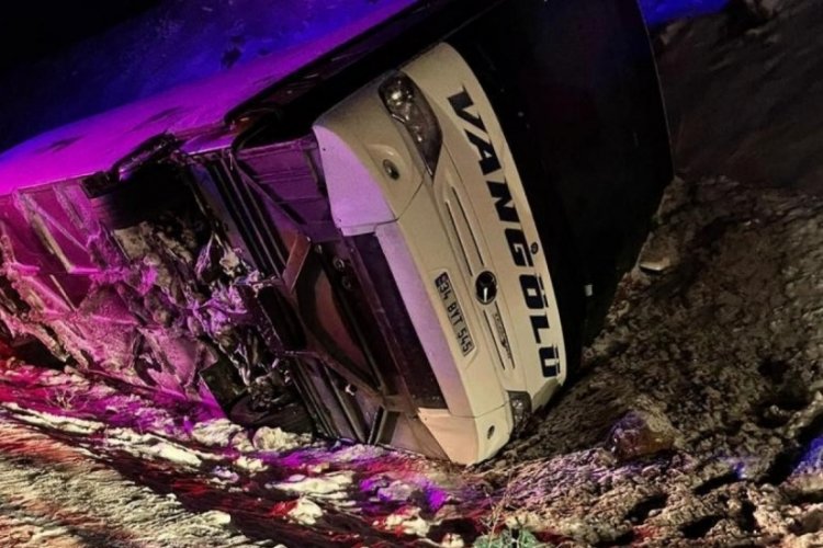 Kontrolden &ccedil;ıkan yolcu otob&uuml;s&uuml; yan yattı: 2 yaralı