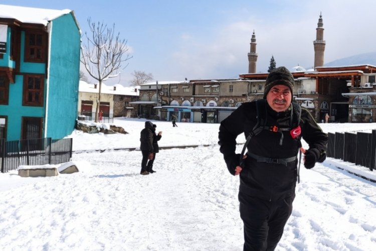Bursa'da kar kış dinlemiyor; her g&uuml;n evine koşarak gidiyor