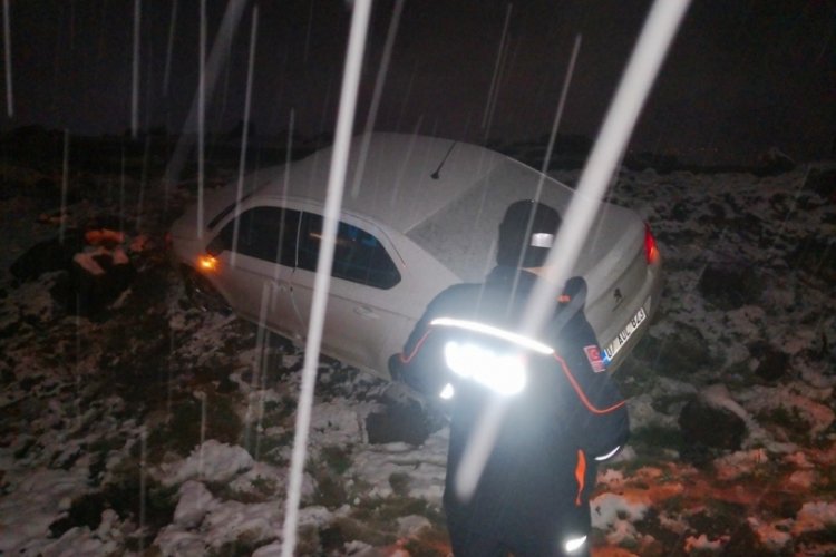 Yoldan &ccedil;ıkan aracın imdadına AFAD yetişti