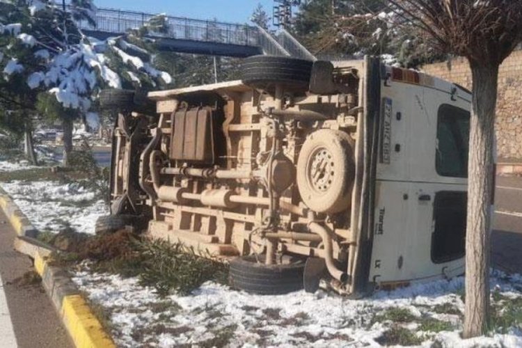 Gaziantep'te yolcu minib&uuml;s&uuml; devrildi!