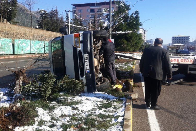 Gaziantep'te yolcu minib&uuml;s&uuml; devrildi: 7 kişi yaralandı