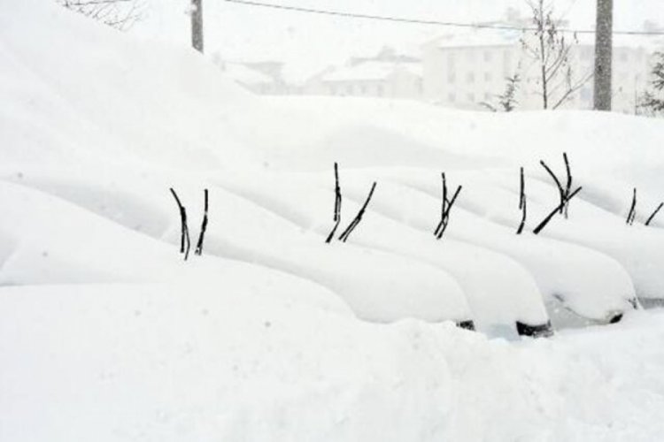 Bitlis'te kar kalınlığı 2 metreyi aştı