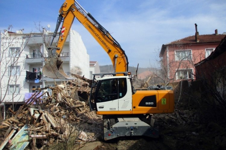 Bursa'da metruk binalara balyoz