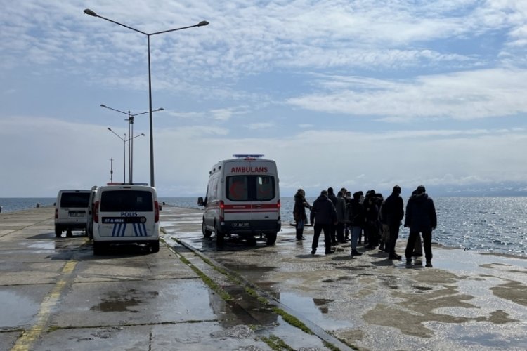 İskelede y&uuml;r&uuml;yen kadın denize d&uuml;şt&uuml;