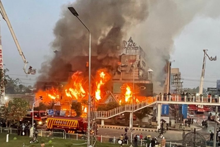 Pakistan'da AVM'de korkutan yangın