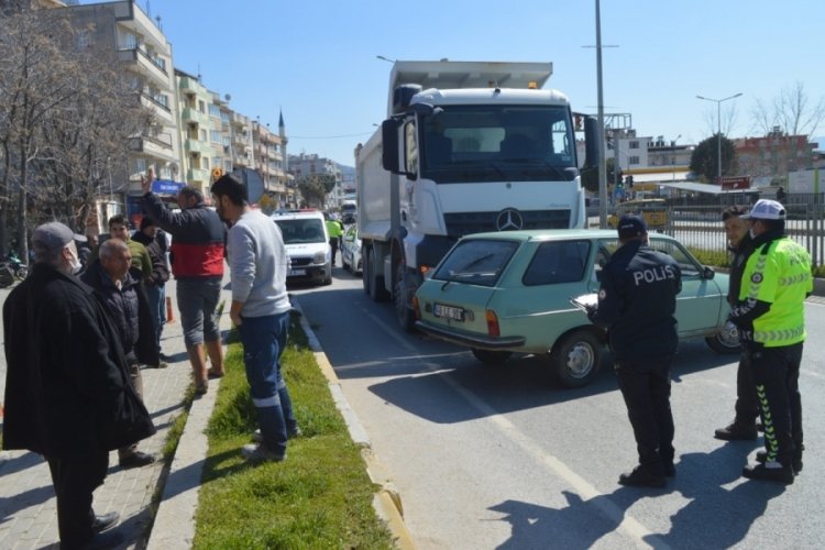 &Ccedil;arptığı arabayı metrelerce s&uuml;r&uuml;kledi