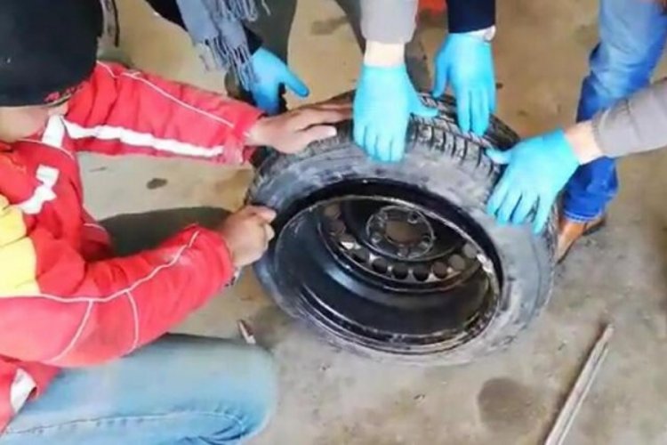 5 kilo esrarı otomobilin lastiğine gizlemişler