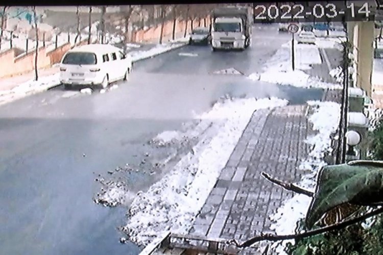 İstanbul'da kamyon s&uuml;r&uuml;klediği otomobille duvara &ccedil;arptı