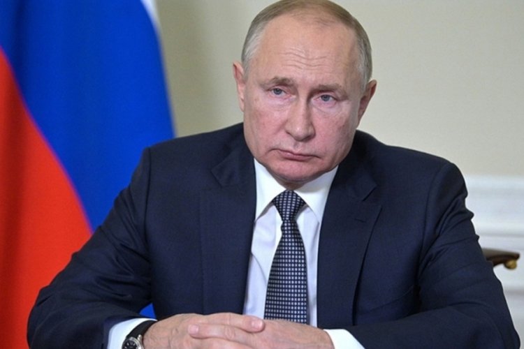 Aktivistler Putin'in eski damadının malikanesine bayrak astı