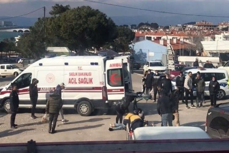 Balıkesir'de motosiklet ticari ara&ccedil;la &ccedil;arpıştı: 2 yaralı