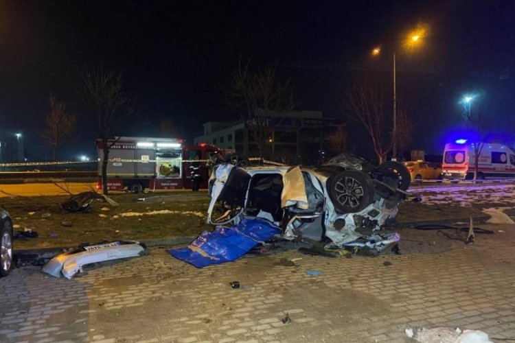 Bursa'da takla atan otomobil s&uuml;r&uuml;klendi: 2 &ouml;l&uuml;